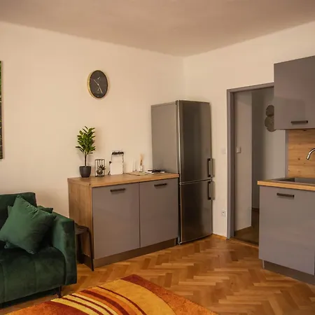 Prostorny Byt V Centru U Reky, 2 Loznice, Balkon Hradec Kralove Exterior photo