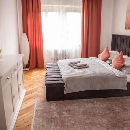 Prostorny Byt V Centru U Reky, 2 Loznice, Balkon Hradec Kralove Exterior photo