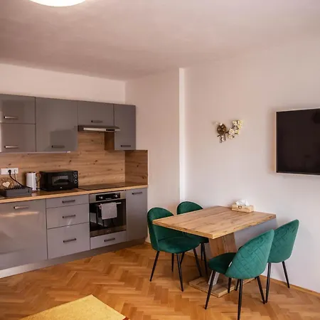 Prostorny Byt V Centru U Reky, 2 Loznice, Balkon Hradec Kralove Exterior photo