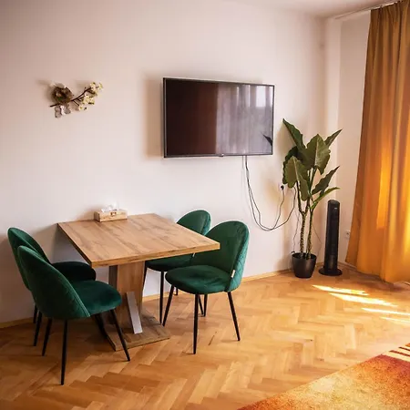 Prostorny Byt V Centru U Reky, 2 Loznice, Balkon Hradec Kralove Exterior photo