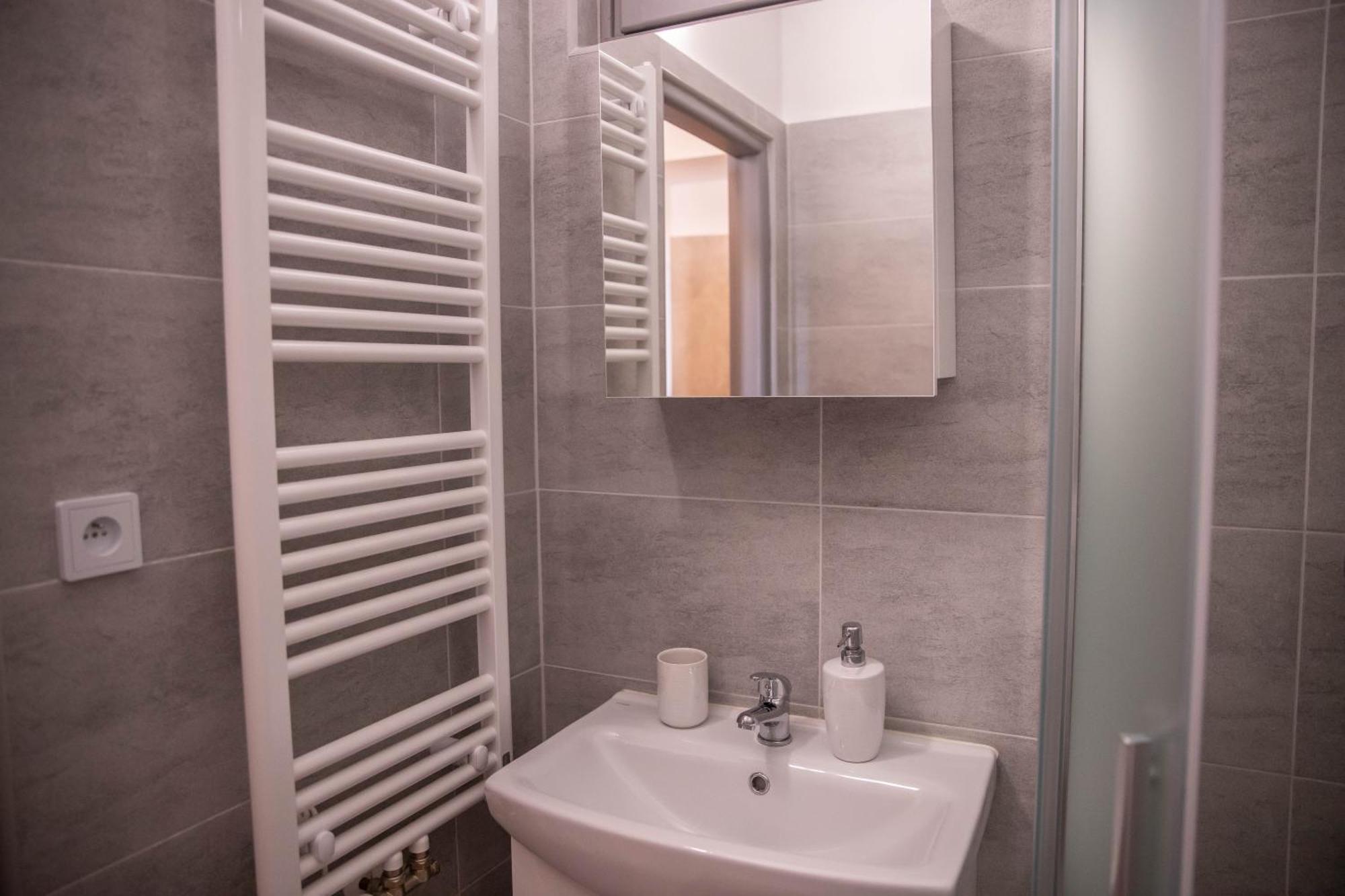 Apartment Prostorny V Centru U Reky, 2 Loznice, Balkon Hradec Kralove