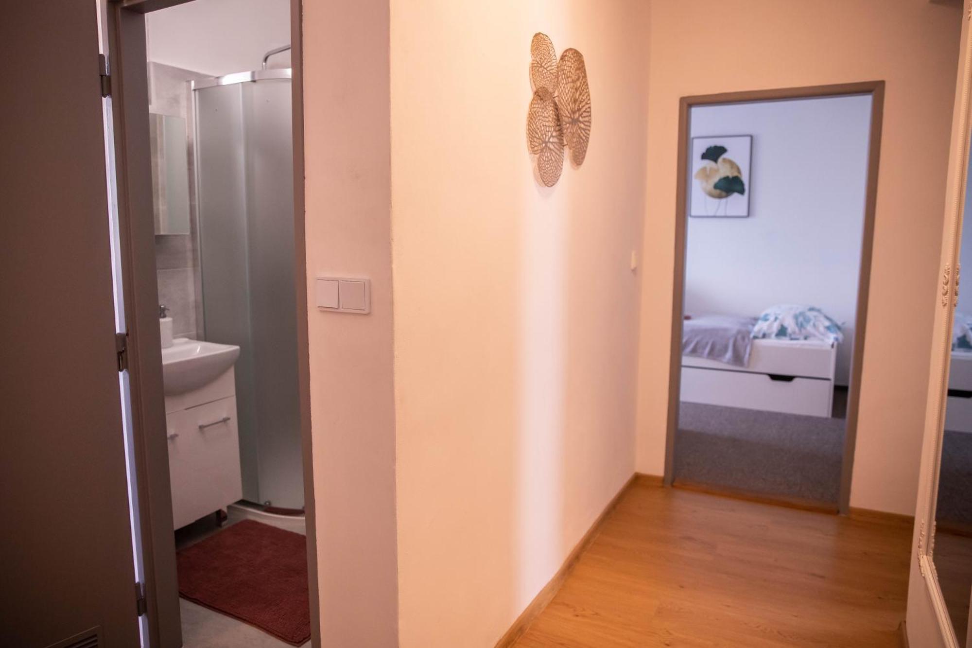 Apartment Prostorny V Centru U Reky, 2 Loznice, Balkon Hradec Kralove