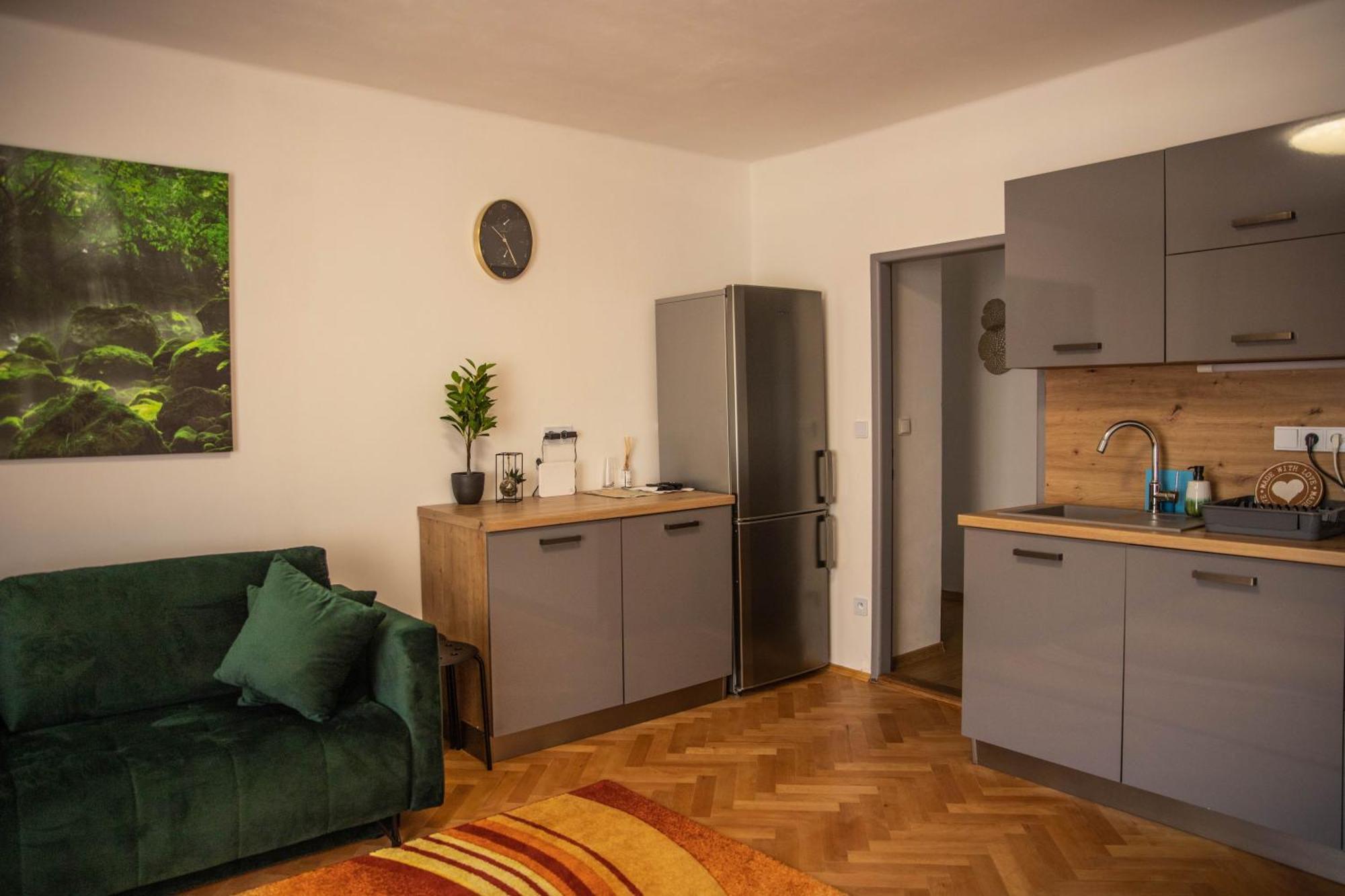Apartment Prostorny V Centru U Reky, 2 Loznice, Balkon Hradec Kralove