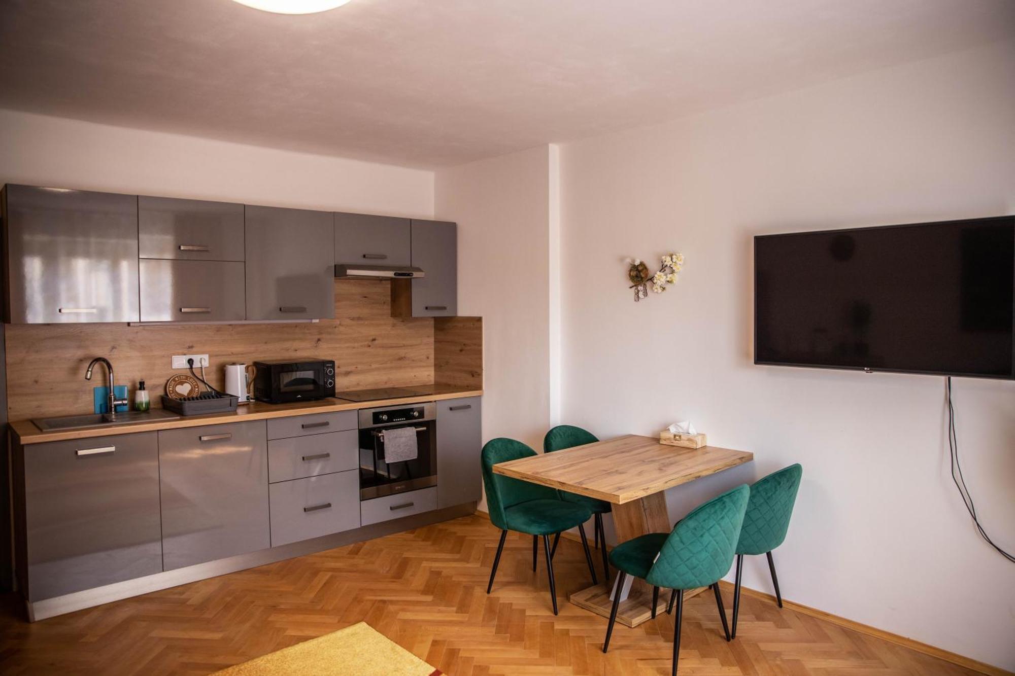 Prostorny V Centru U Reky, 2 Loznice, Balkon