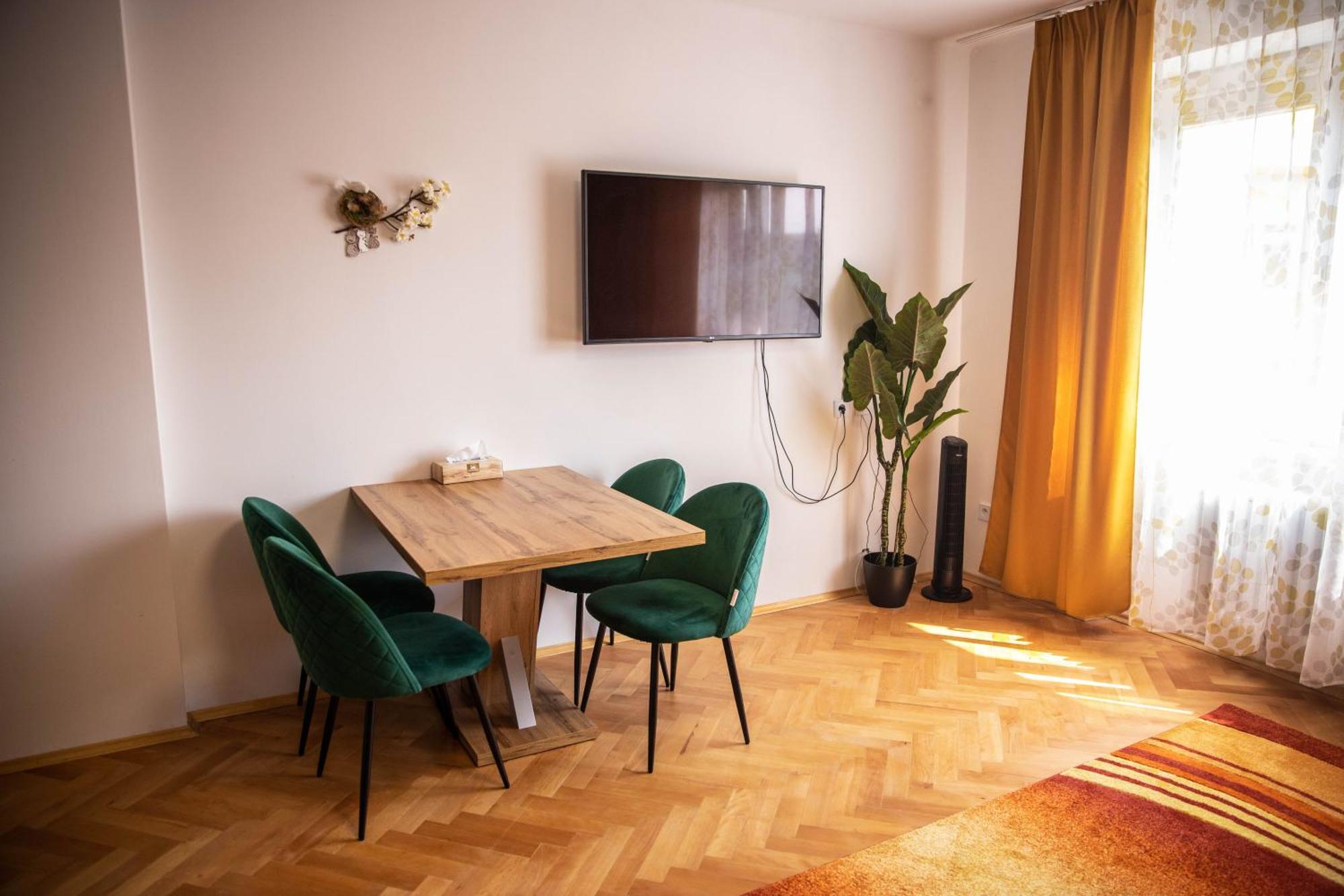 Apartment Prostorny V Centru U Reky, 2 Loznice, Balkon