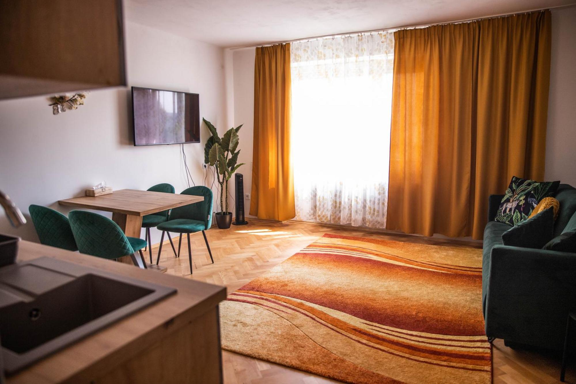 Prostorny V Centru U Reky, 2 Loznice, Balkon *