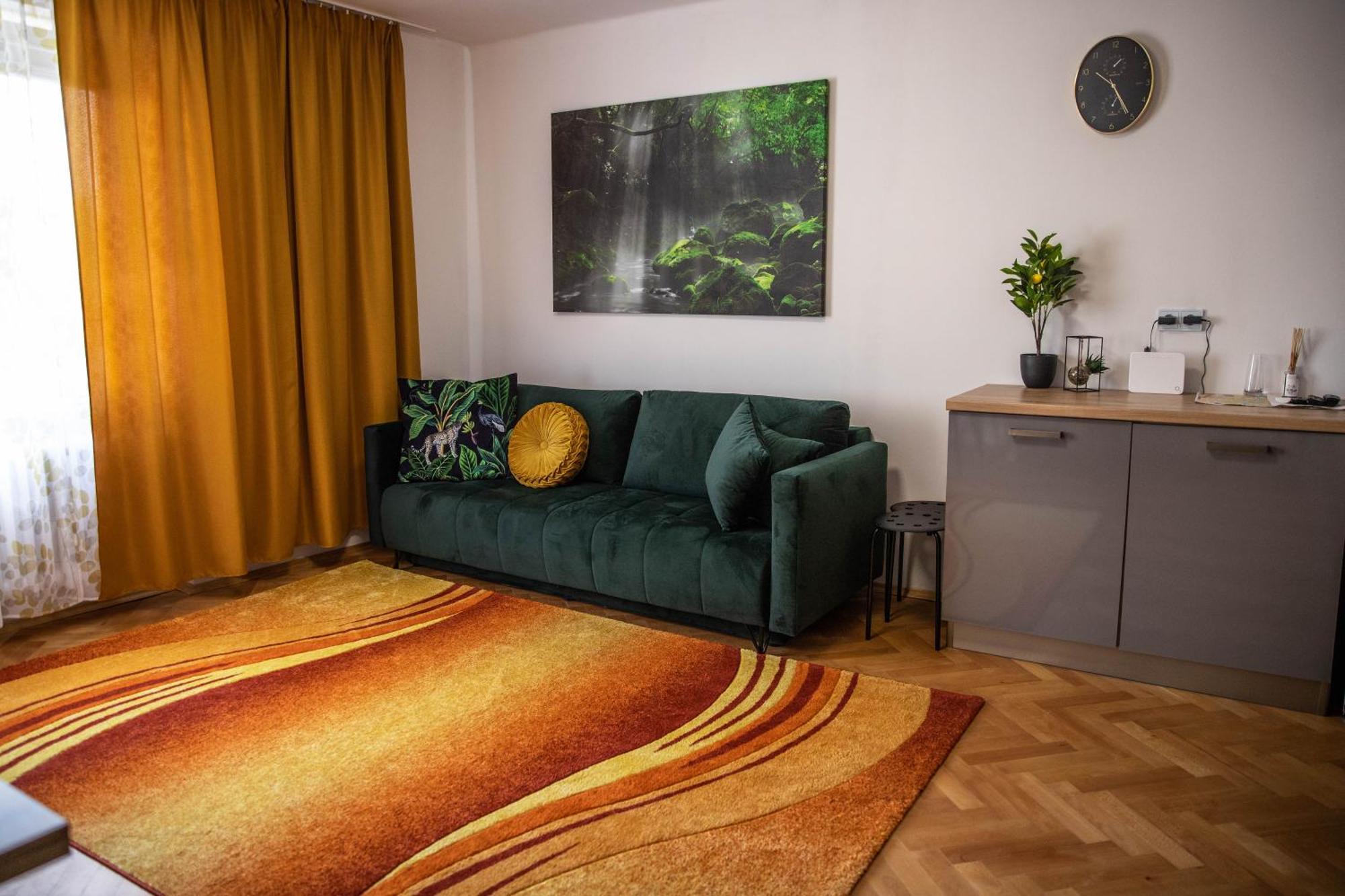 Prostorny V Centru U Reky, 2 Loznice, Balkon * Hradec Kralove